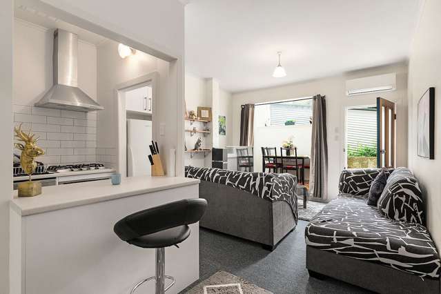 Cosy renovated flat, 5 min walk to shops & beach