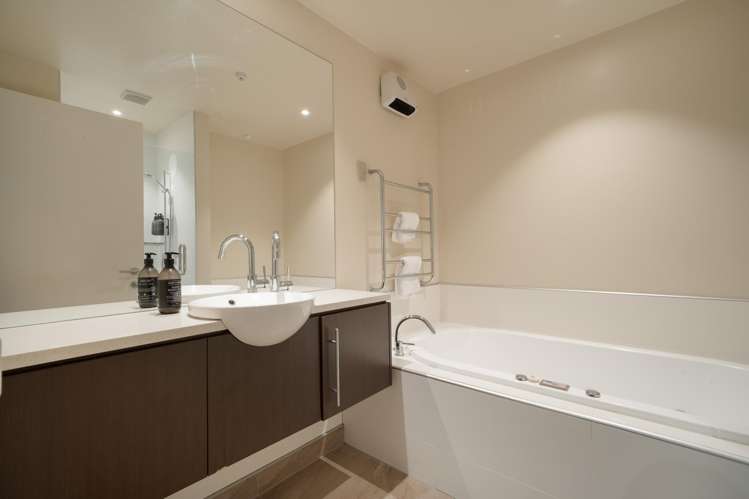 Unit 1 LakeRidge Apts, 51 Thompson Street Queenstown_15