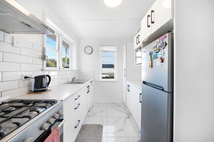 17 Strand Crescent Naenae_5