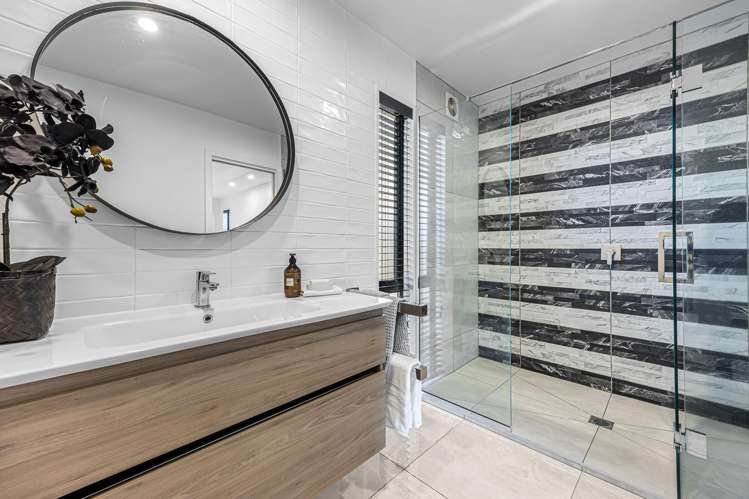 6 Waitikiri Square Parklands_19