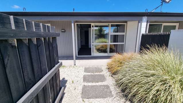 City fringe furnished 1 bed unit.