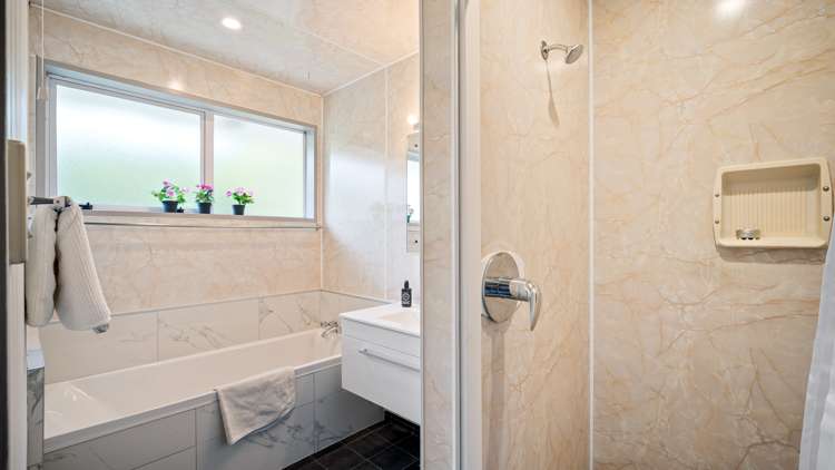 2/8 Charlene Place Hillsborough_12