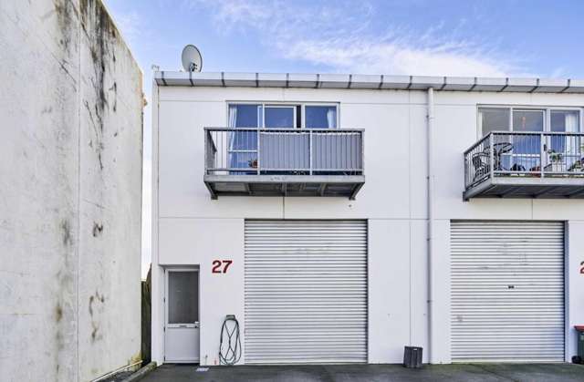 INDUSTRIAL UNIT PLUS UPSTAIRS APARTMENT FOR LEASE