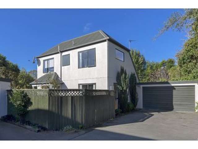 Private, sunny 3 bedrrom, 1 bathroom townhouse