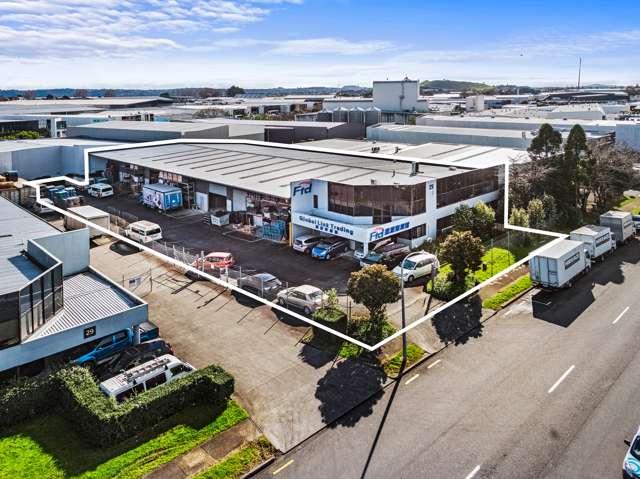 Location, longstanding tenant in key airport precinct