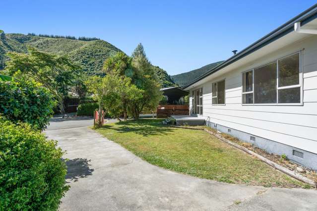 HOT Property Alert - Walk To Town!