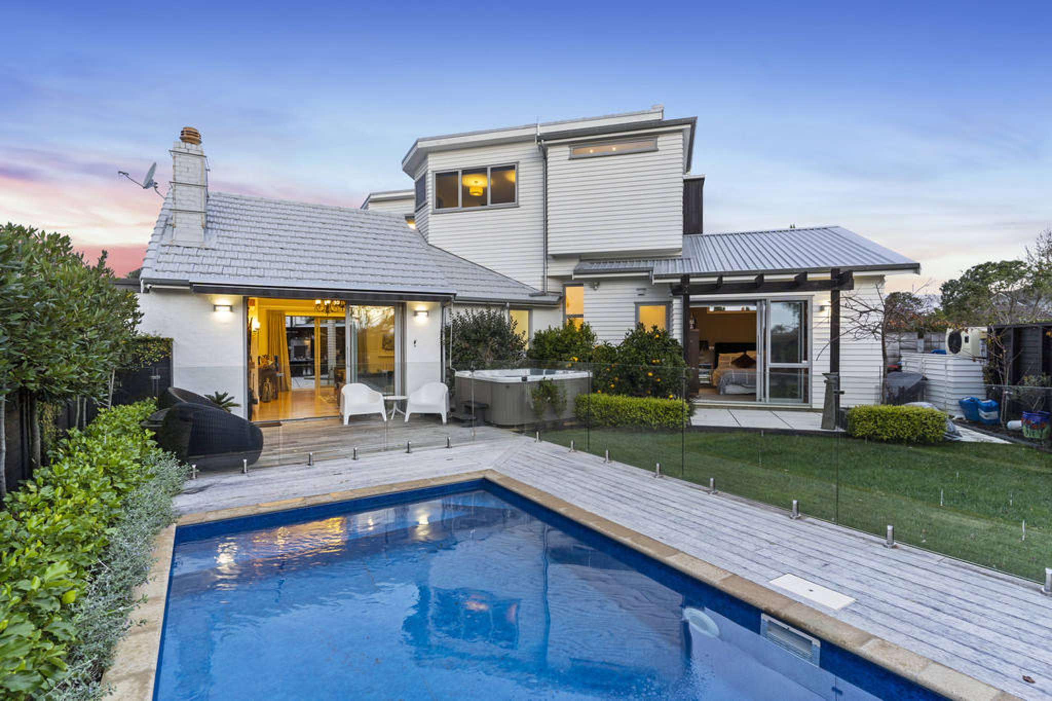 Seven hungry bidders push price of Orakei house to $3.325m