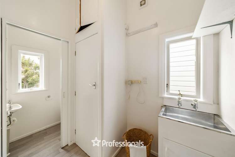 79 Queens Drive Lyall Bay_24