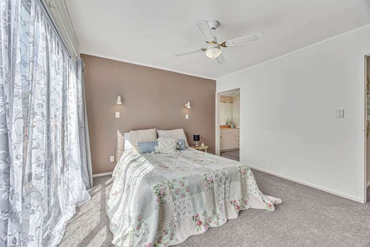 23 Gosford Drive Botany Downs_14