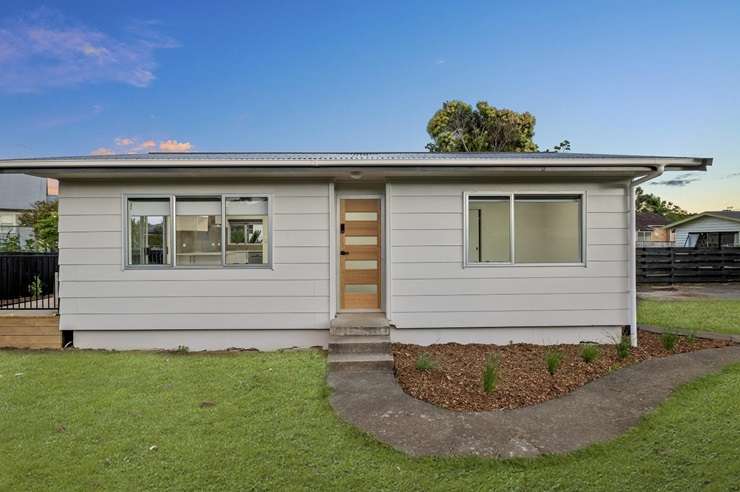 A two-bedroom home at 20B Middlemore Road, in Otahuhu, is being advertised with a reserve of <img in a bid to get it sold. Photo / Supplied