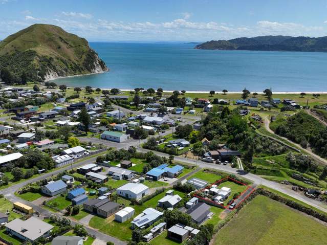 Four-cabin coastal base — An easy step into Māhia