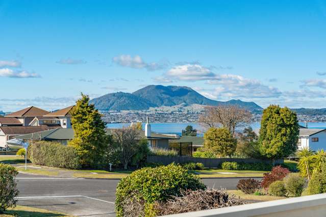 Stylish With Views In Acacia Bay