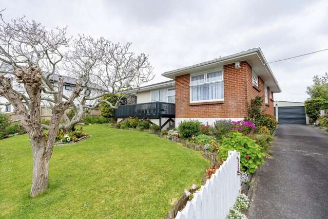 Spacious 3-Bedroom Home with Double Garage & Great outdoor space!