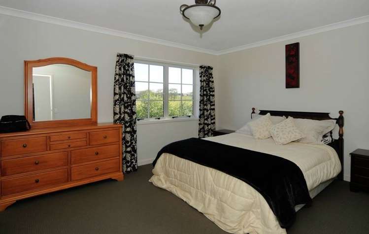 12 Chateau Crescent Rangatira Park_13