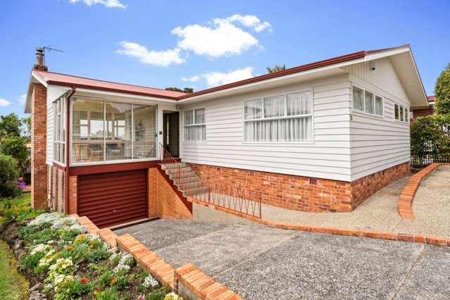 Solid 60s Classic – Freehold Hillcrest Opportunity