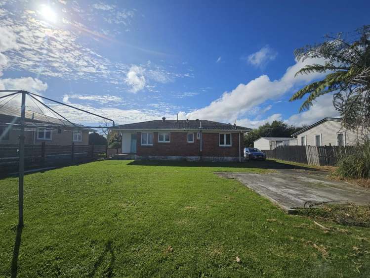 17 Sutton Crescent 10938_11