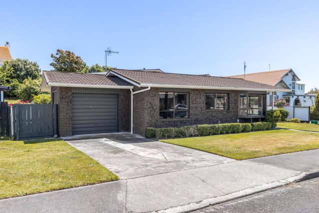 LIVE THE EASY LIFE AT PARAPARAUMU BEACH