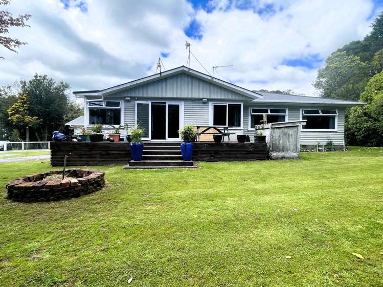 2041 Egmont Road_1