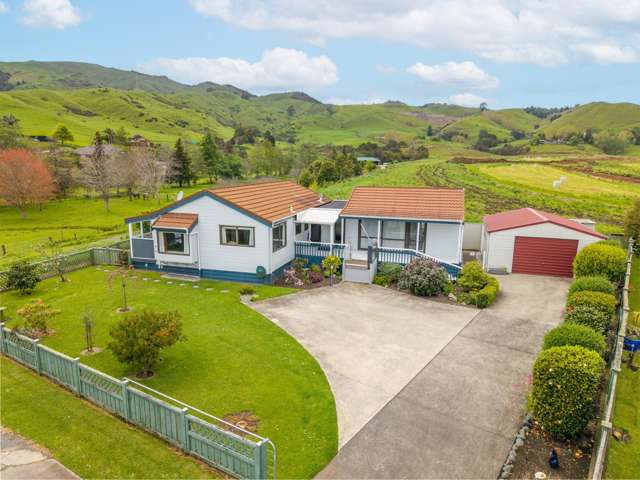 CHARMING LOCKWOOD WITH STUNNING VIEWS