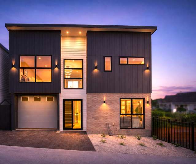 ROAD FRONTAGE - LUXURIOUS HOME !