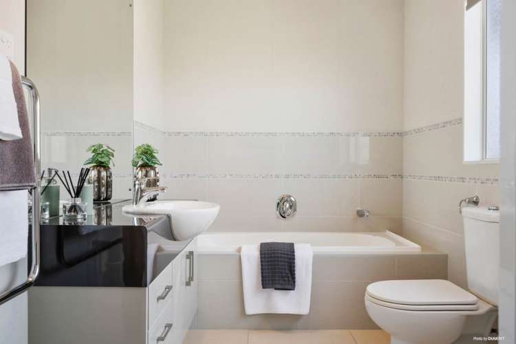 64 Salford Crescent Flat Bush_14