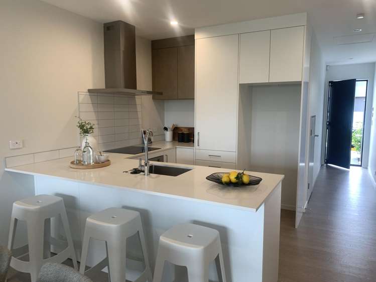 2/18 PARAONE CRESCENT "WAIATA SHORES" Takanini_4