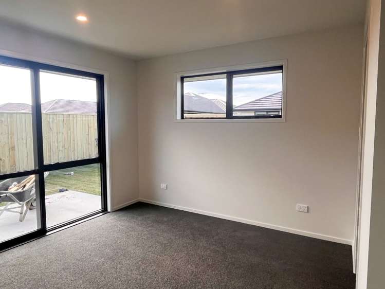 185 Faringdon Boulevard Rolleston_7