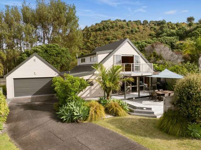 BEACHSIDE BEAUTY - Packed With Extras!