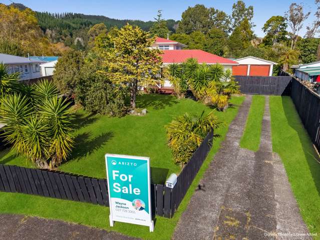 Flexible Family Home, Multiple Living Spaces!