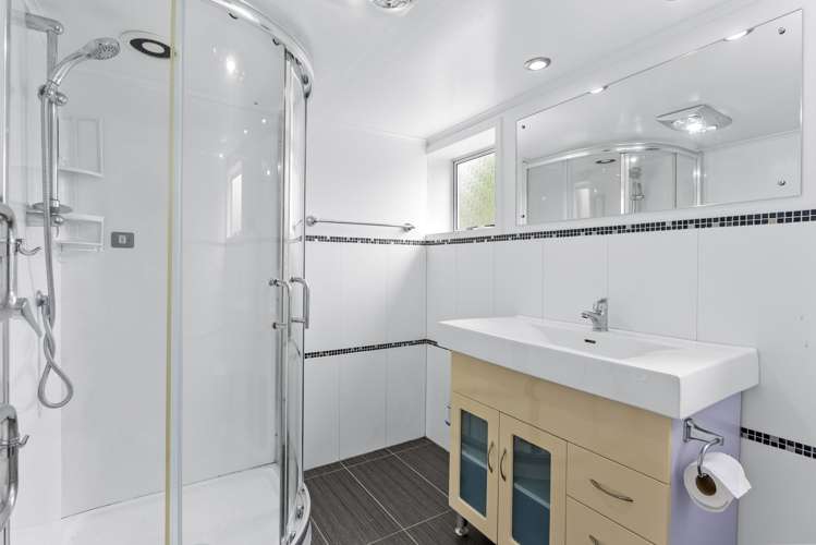 27 Colmar Road Mellons Bay_20