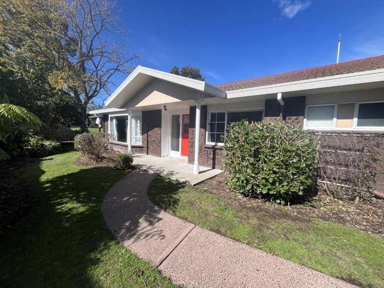 8 McInnes Place 10469_1