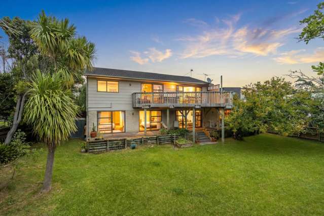 Prime Location, Views & Expansive 1012sqm Land