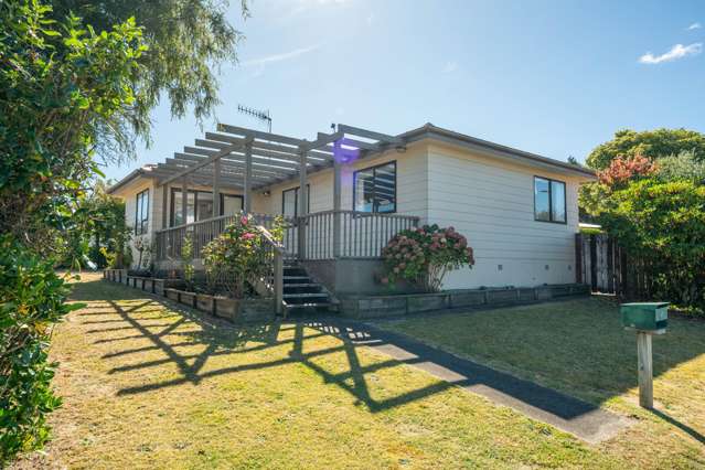 Sunny, Easy Living in Sought-After Richmond Heights