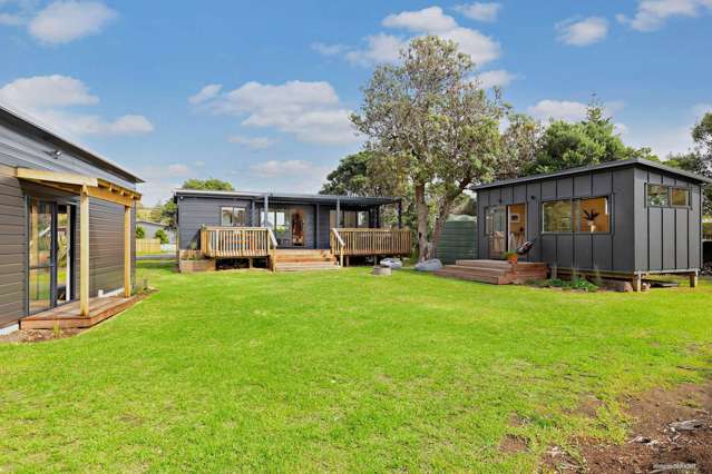 1 BEDROOM + 1 SLEEPOUT + GARAGE