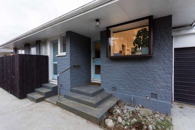 Easy Living Opposite Queenspark Reserve!