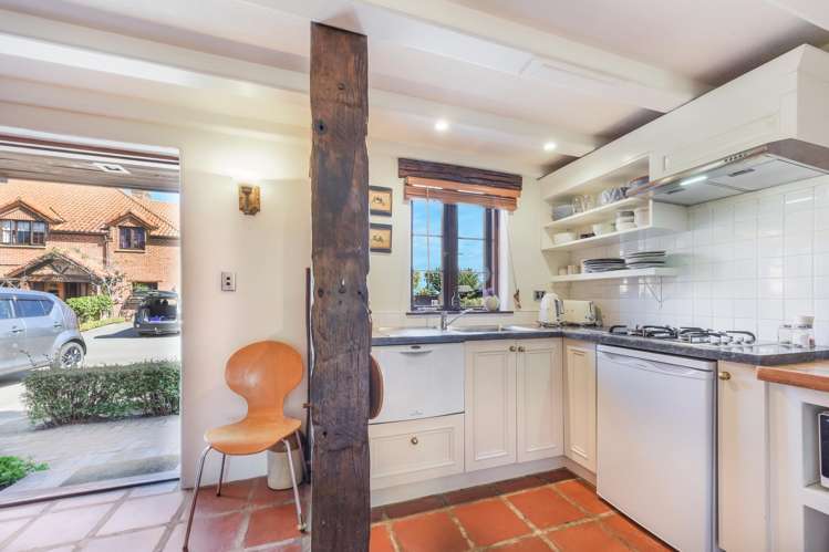 3/6 Quiet Woman Way Monaco_6