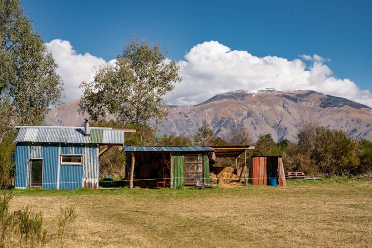 8 East Road Lumsden Surrounds_10