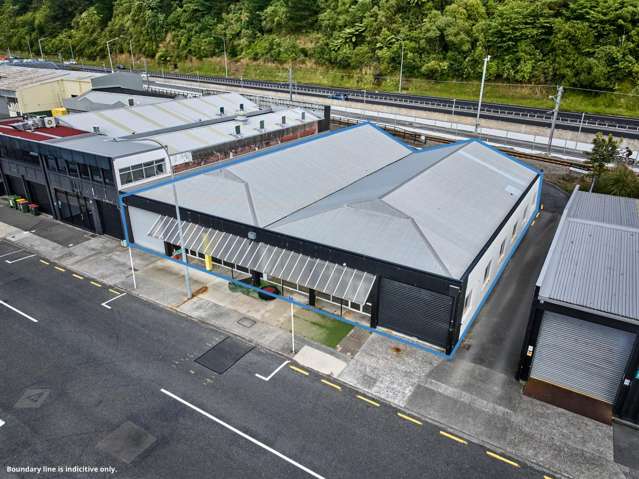 Super Central Workshop / Showroom