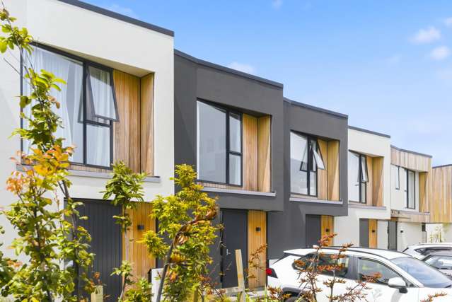 MODERN CAREFREE TOWNHOUSE