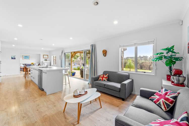 54 Roberts Road Matakatia_3