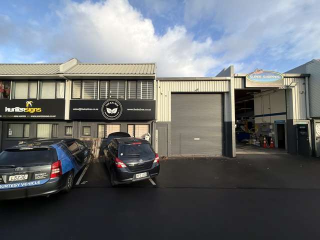 Efficient industrial with roller door access