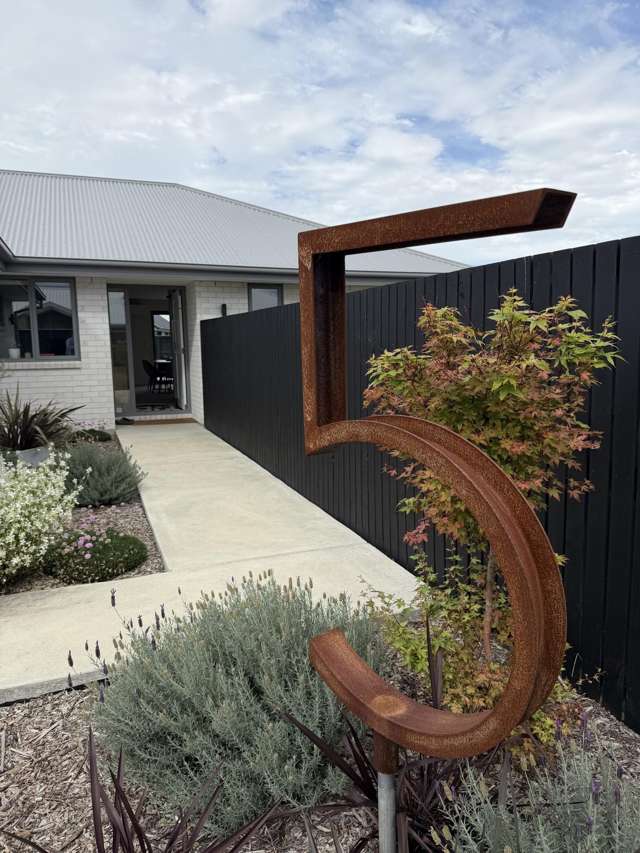 Vendors relocating – this will be sold!