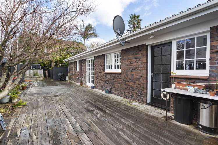 2/4 Jern Place Eastern Beach_9