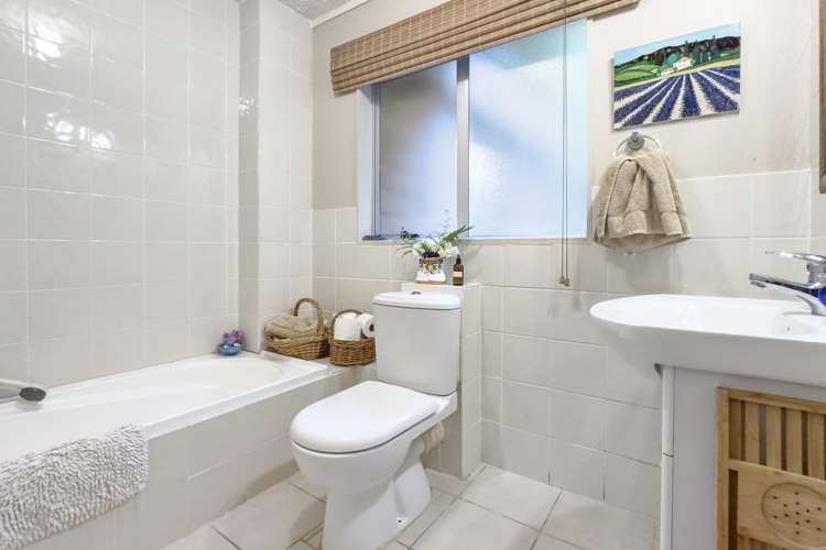 13 Bush Road Waiatarua_16