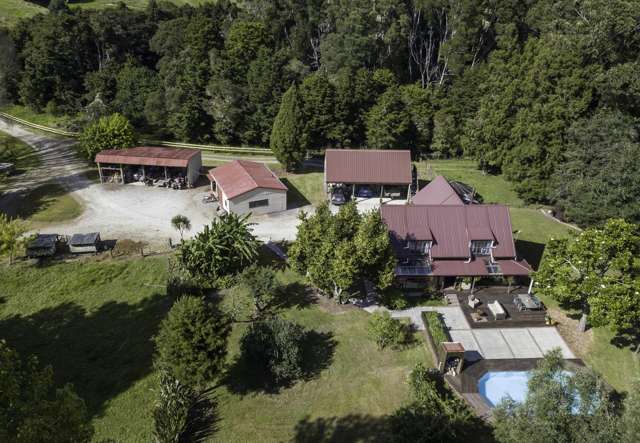 Stunning mudbrick farmhouse lifestyle