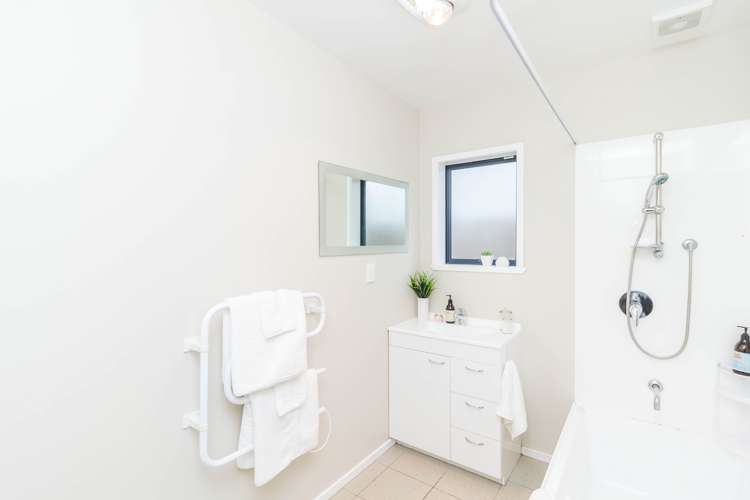 2/4 Ipswich Grove Wainuiomata_16