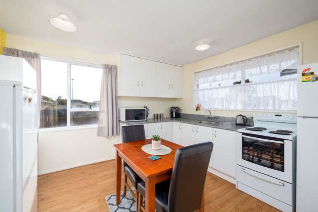 1/4 Leonie Place Aranui_3