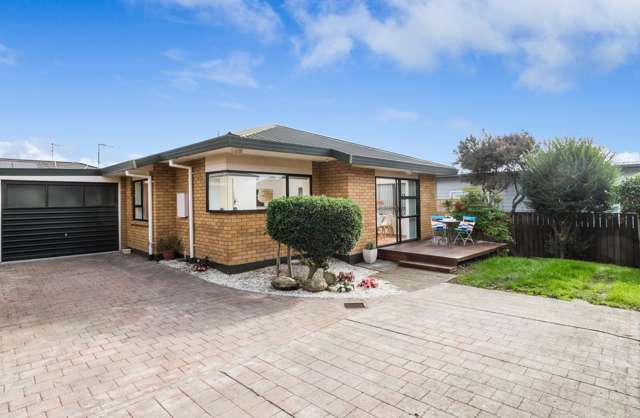 Sunny, Refreshed & Superbly Located!