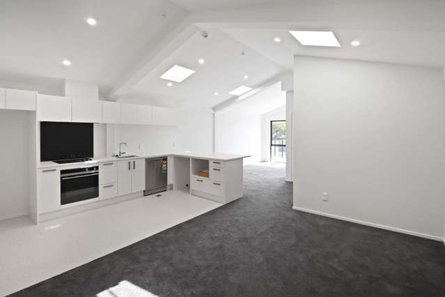 A BRAND NEW APARTMENT $560pw, 2BEDROOMS, BALCONY AND OPEN PLAN.