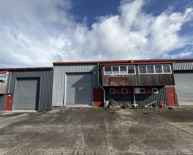 Functional 142sqm warehouse in secure complex